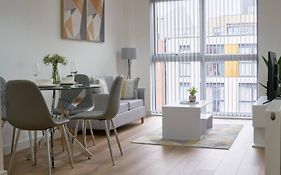 Modern Central Apartment - City Centre - Fast Wifi - Near Utilitia Arena & Icc